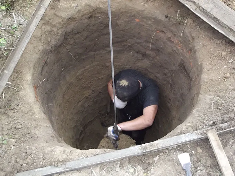 Săpăm canalizări, fose septice, tranșee